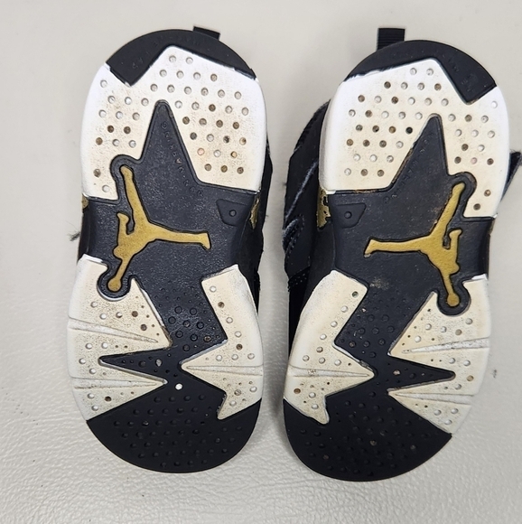 Jordan sneakers for little boys size 6C.  black and gold colors  velcro clousure - Picture 6 of 6